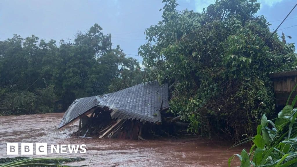Hawaii Battles Worst Flooding in 20 Years: Thousands Evacuate