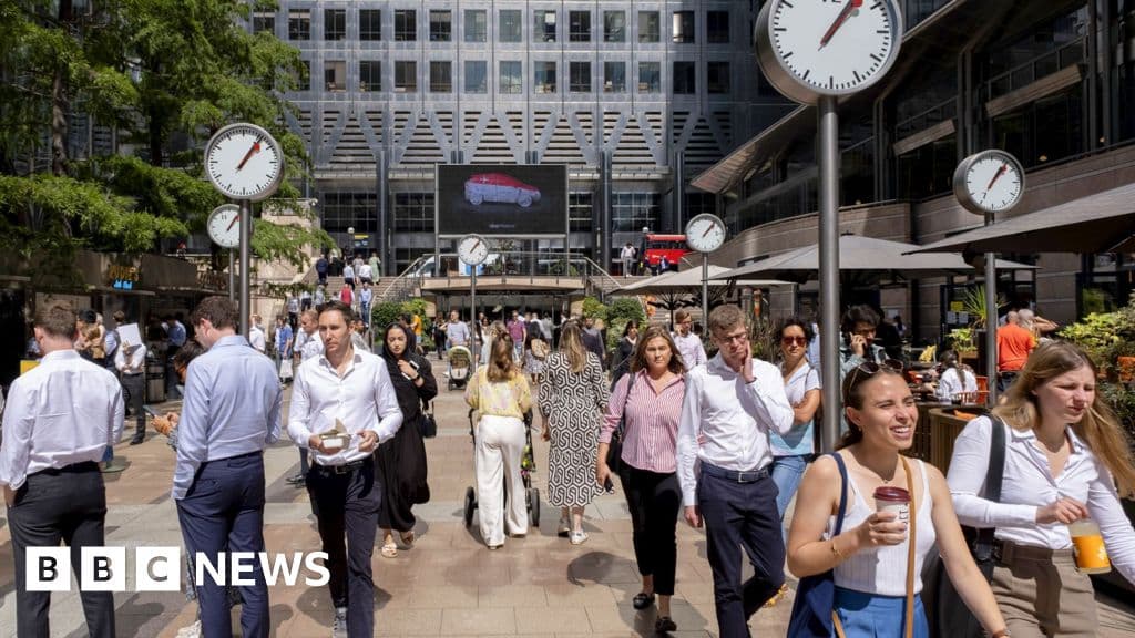 Major UK Borrowing Costs Surge Amid PM Starmer's Uncertainty