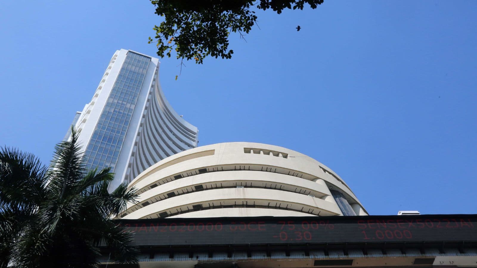 Major Drop: Sensex and Nifty Slide 0.8% Amid War Deal Uncertainty