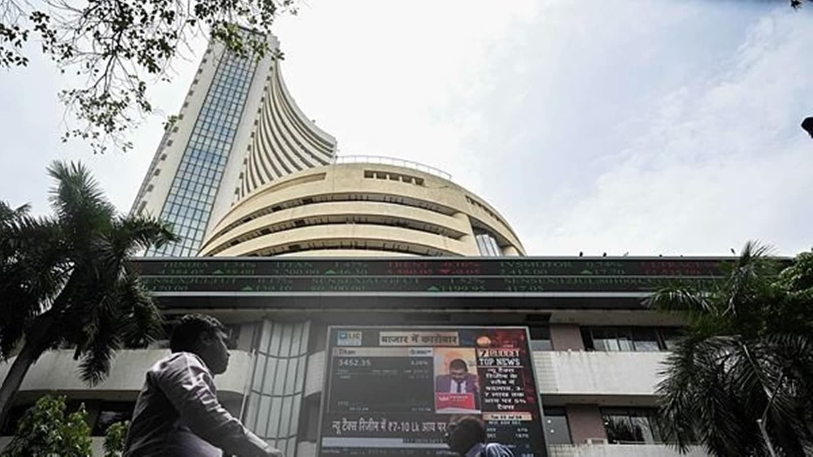Markets Dip as Oil Prices Surge Amid Infosys Forecast Woes