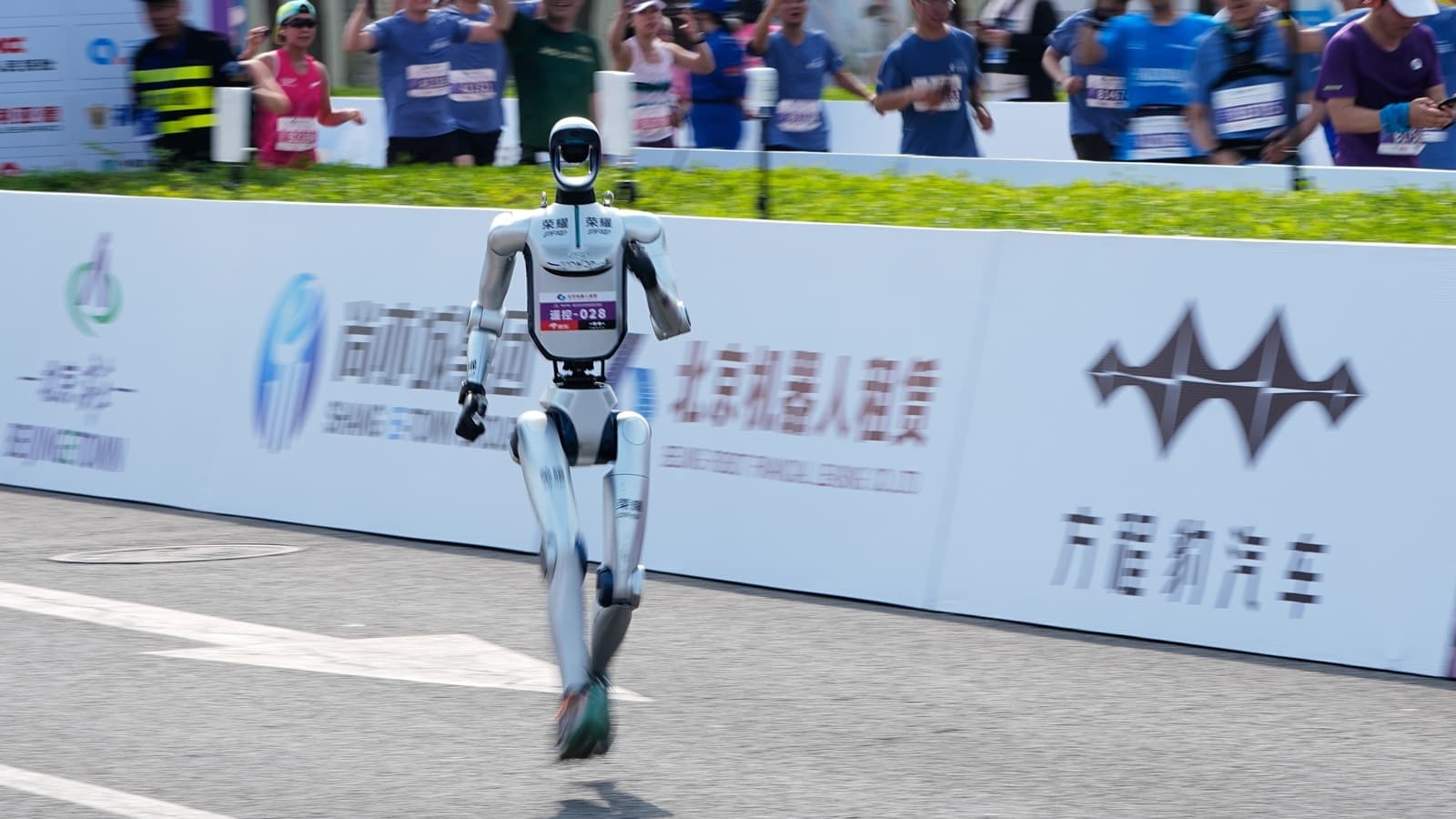 Shocking Humanoid Robots Outrun Humans in Beijing Marathon