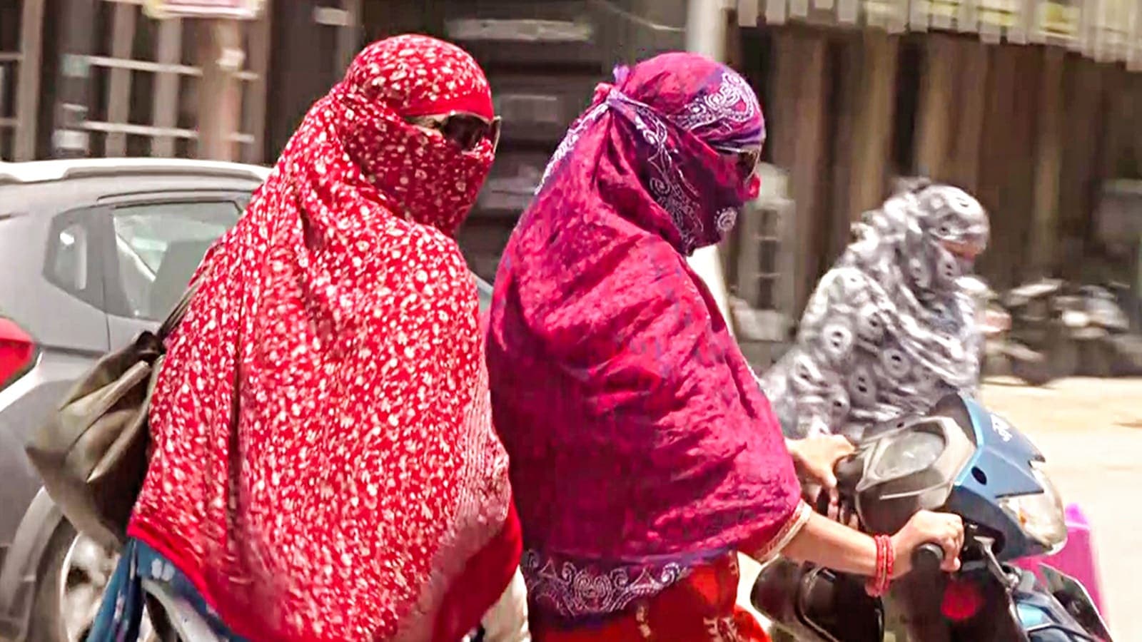 Shocking Heatwave Hits Delhi: Temperatures Soar to 42°C