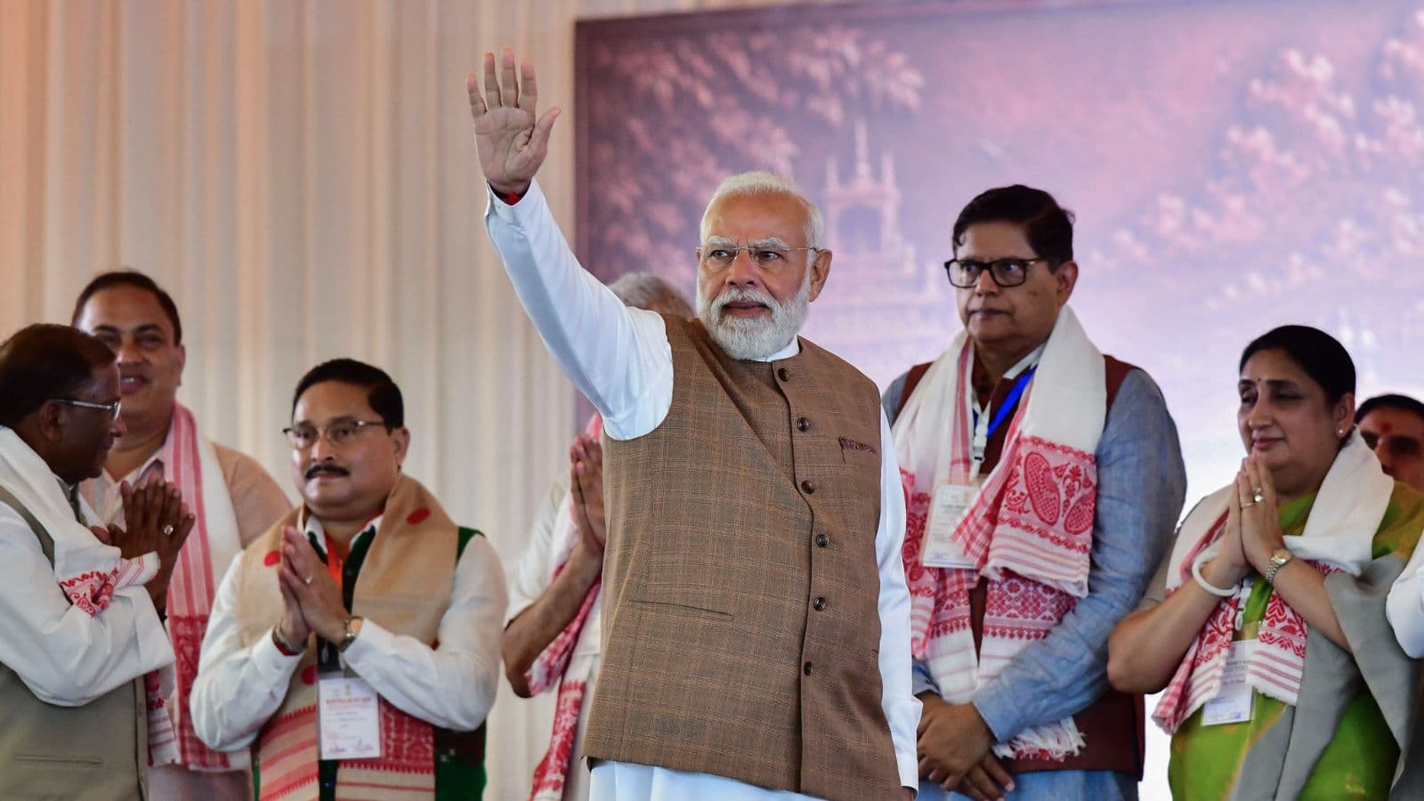 Modi Shrinks Convoy and Promotes EVs Amid Energy Crisis