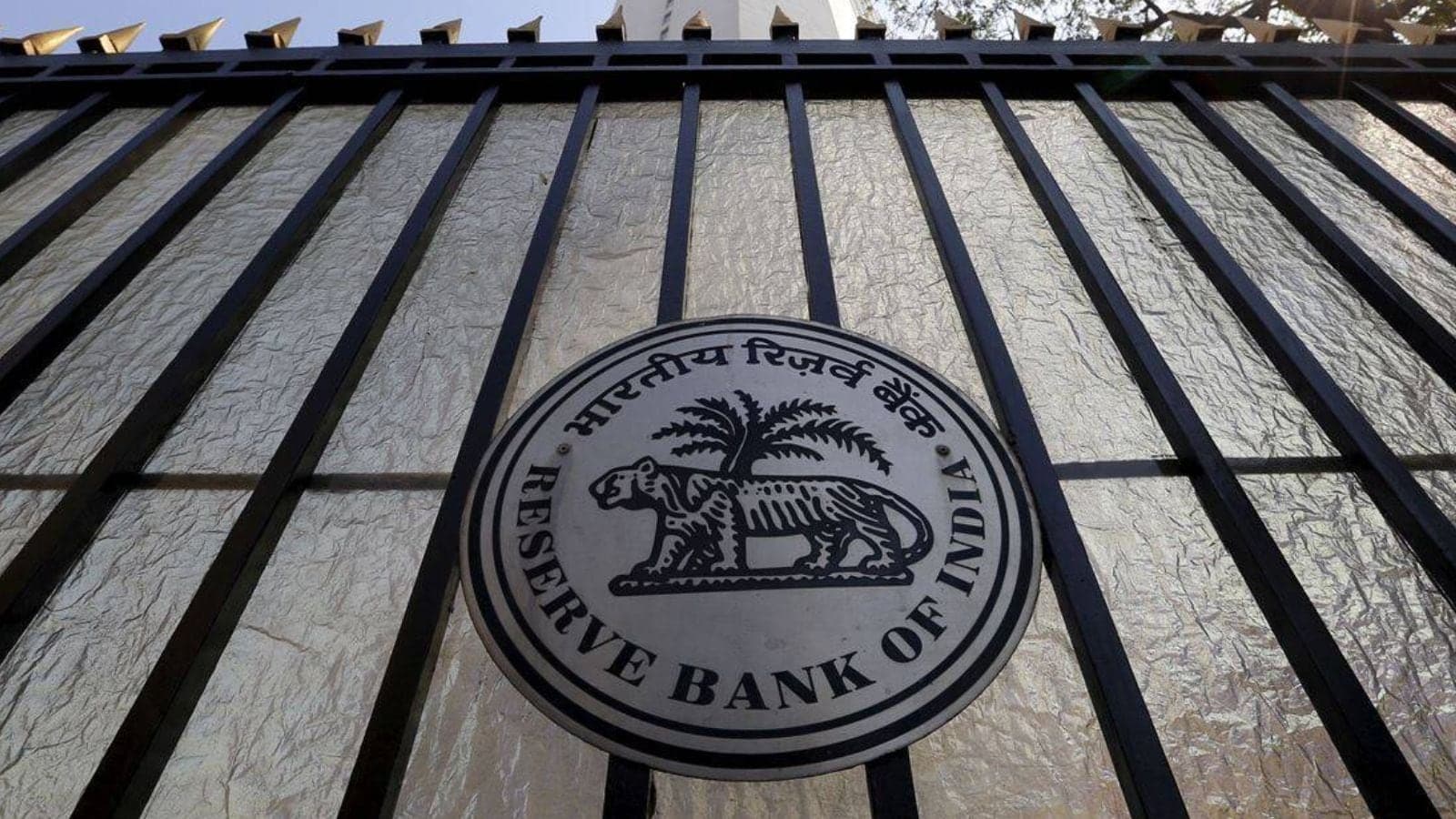 RBI Cuts Risk Buffer, Boosts Dividend to Government by ₹92,000 Crore