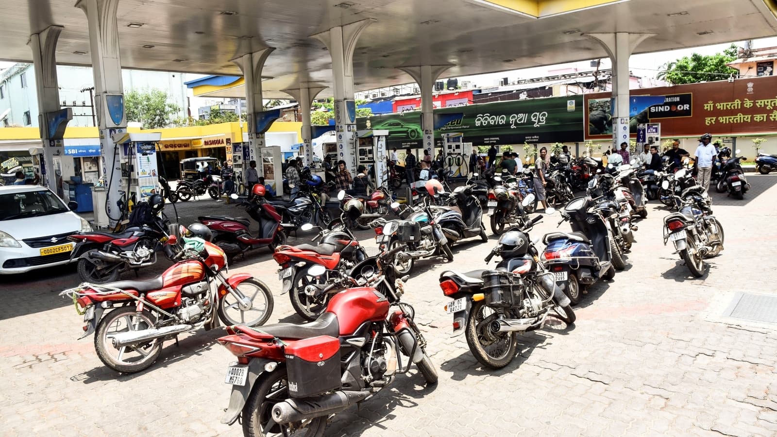 Panic Fuel Buying Disrupts Odisha: Gig Workers Struggle