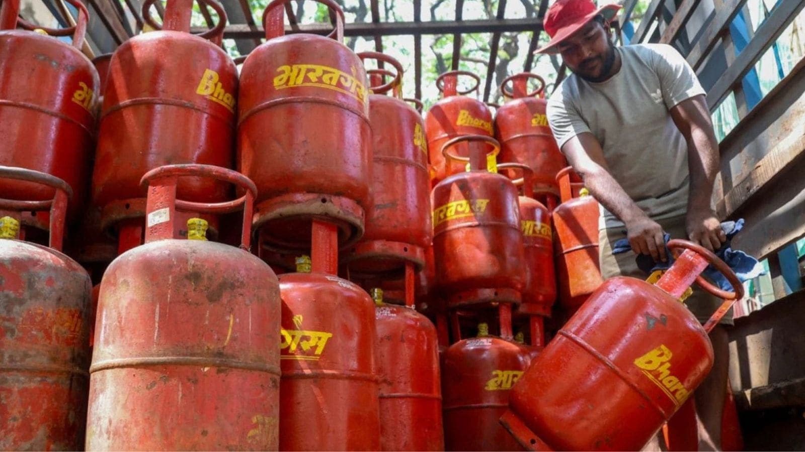 Commercial LPG Prices Surge Again: ₹42 in Delhi, ₹53.50 in Kolkata