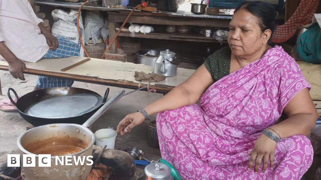 Critical Cooking Gas Shortages Force Indian Migrants to Leave Cities