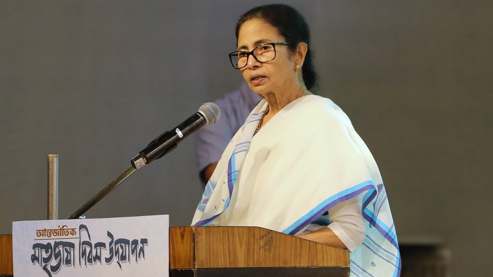 Mamata Banerjee Trails in Bhabanipur: Early Election Trends