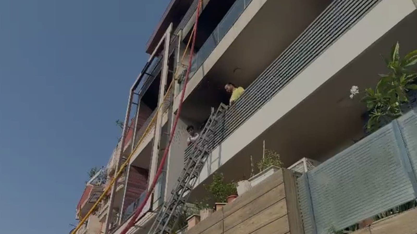 Tragic Fire Claims 9 Lives in Vivek Vihar Residential Complex