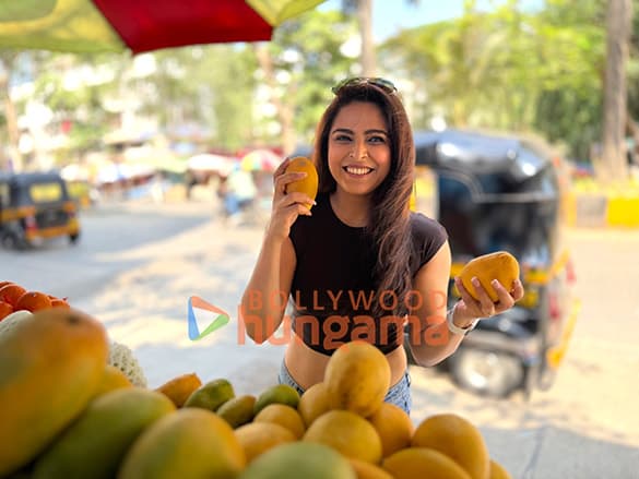 Madhurima Tuli Spotted Shopping for Mangoes in Andheri