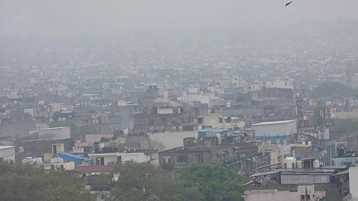Delhi's Temperature Plummets to 13°C Amid Foggy Conditions