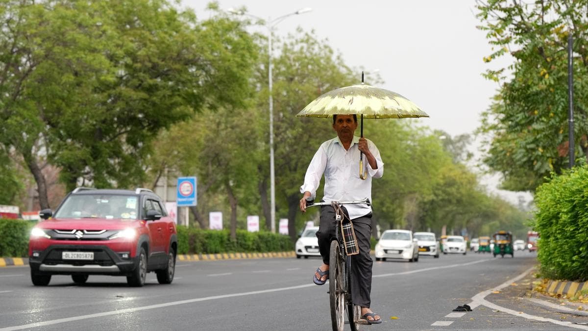 Delhi Experiences Cloudy Skies and Light Rain on March 19